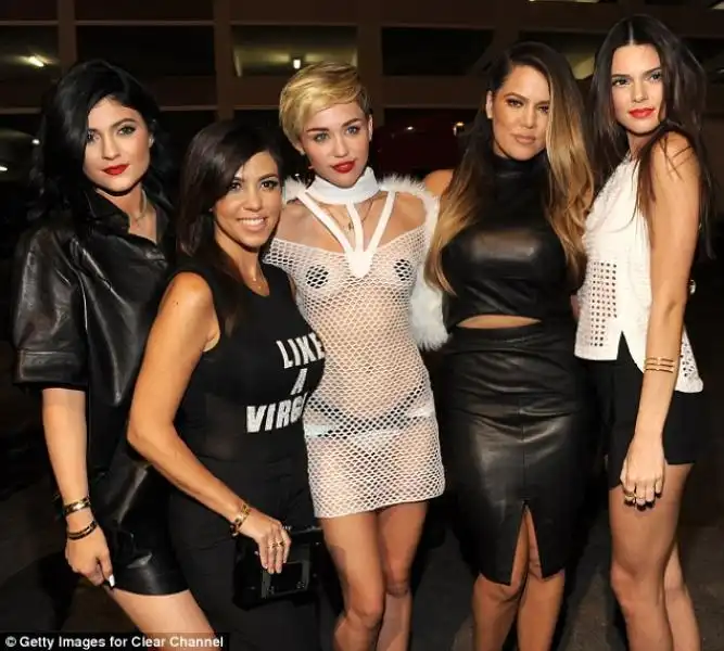 MILEY CYRUS A IHEART RADIO MUSIC FESTIVAL CON KHLOE E KOURTNEY KARDASHIAN E KENDALL E KYLIE JENNER