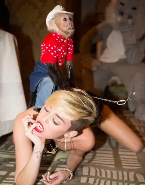 MILEY CYRUS CON UNA SCIMMIETTA 