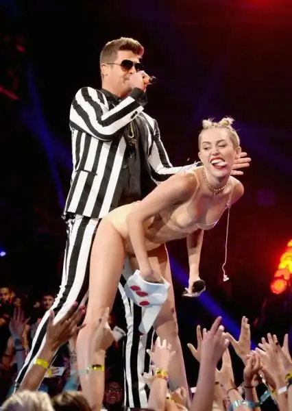 MILEY CYRUS TWERKING dx 