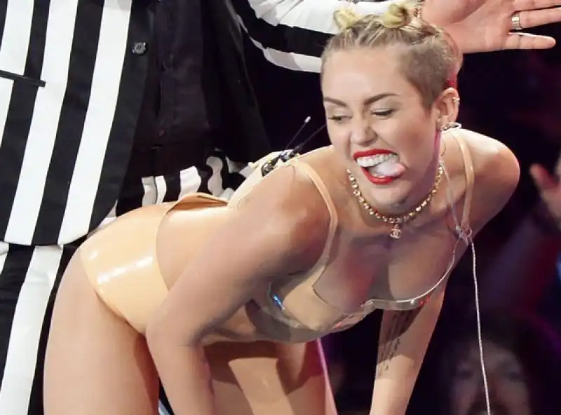 MILEY CYRUS TWERKING 