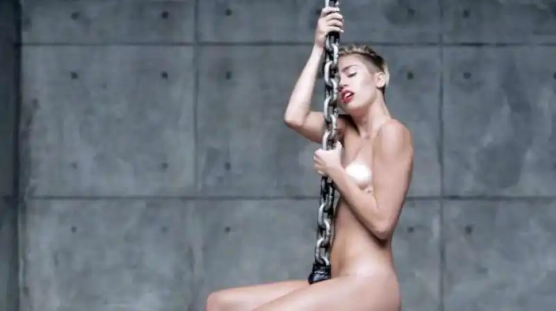 MILEY CYRUS WRECKING BALL 