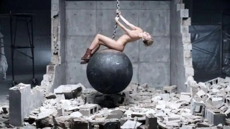 MILEY CYRUS WRECKING BALL 