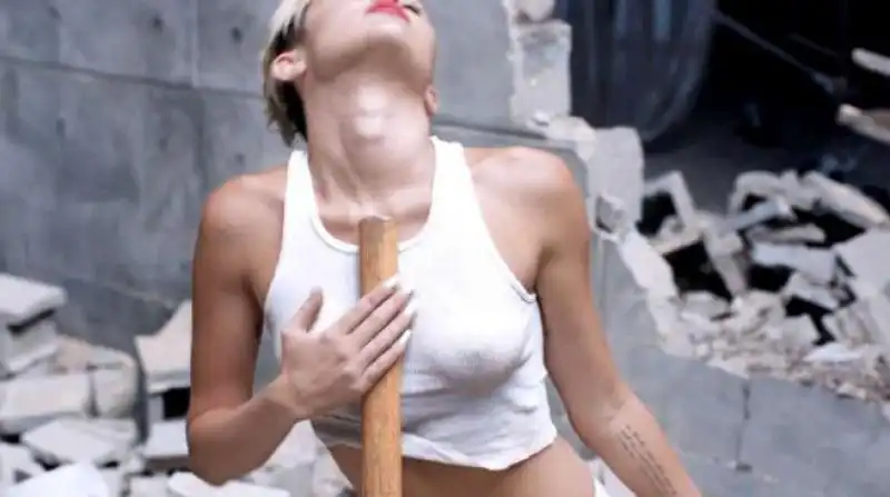 MILEY CYRUS WRECKING BALL 