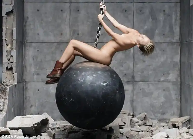 MILEY CYRUS WRECKING BALL 