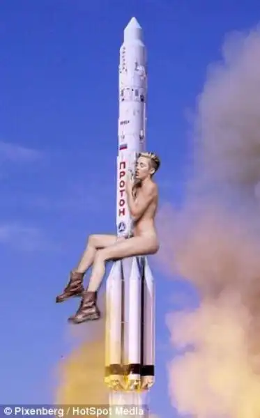 MILEY CYRUS WRECKING BALL I FOTOMONTAGGI 