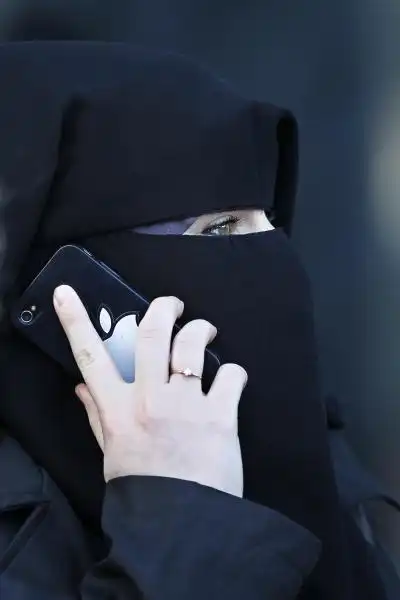 muslim woman in niqab 