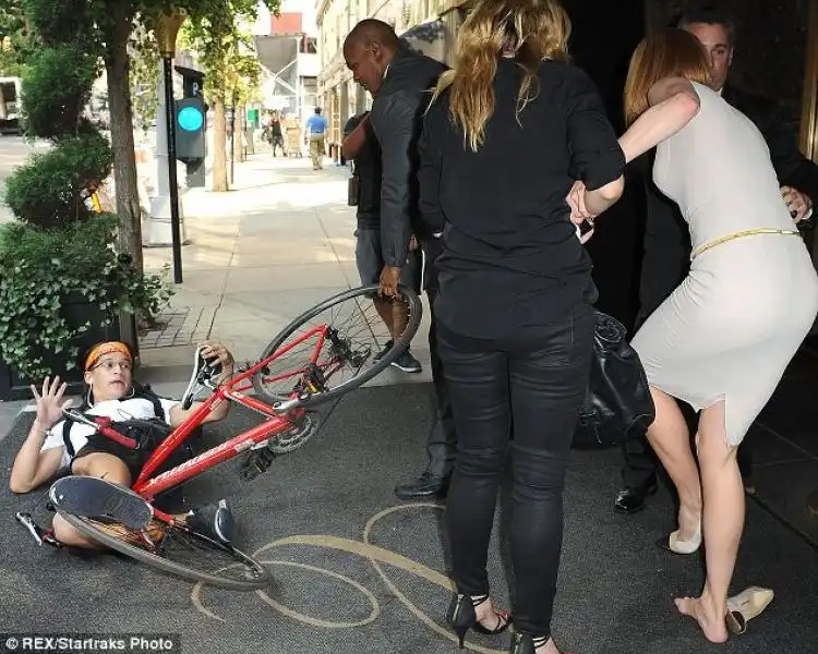 NICOLE KIDMAN INVESTITA DA PAPARAZZO IN BICI A NEW YORK 