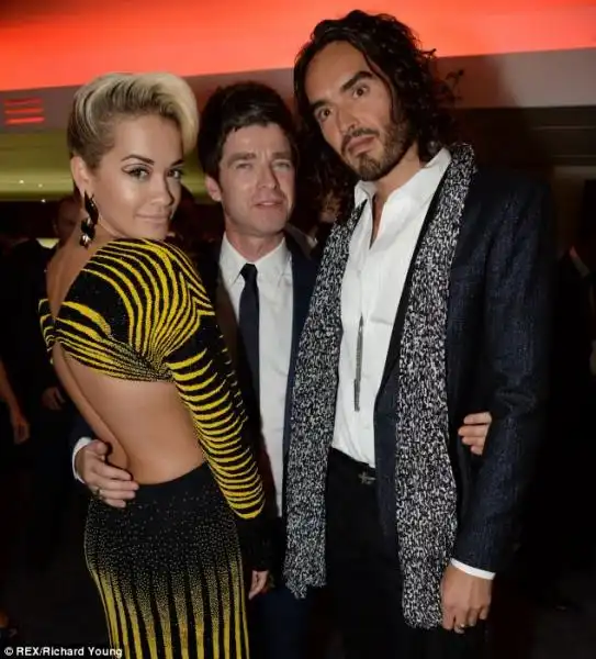 NOEL GALLAGHER CON ROTA ORA E RUSSEL BRAND AI GQ AWARDS 