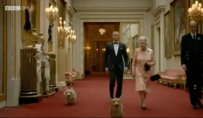 REGINA ELISABETTA CON JAMES BOND E CORGI 