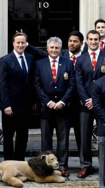 IL RUGBISTA MANU TUILAGI FA LE CORNA A DAVID CAMERON 