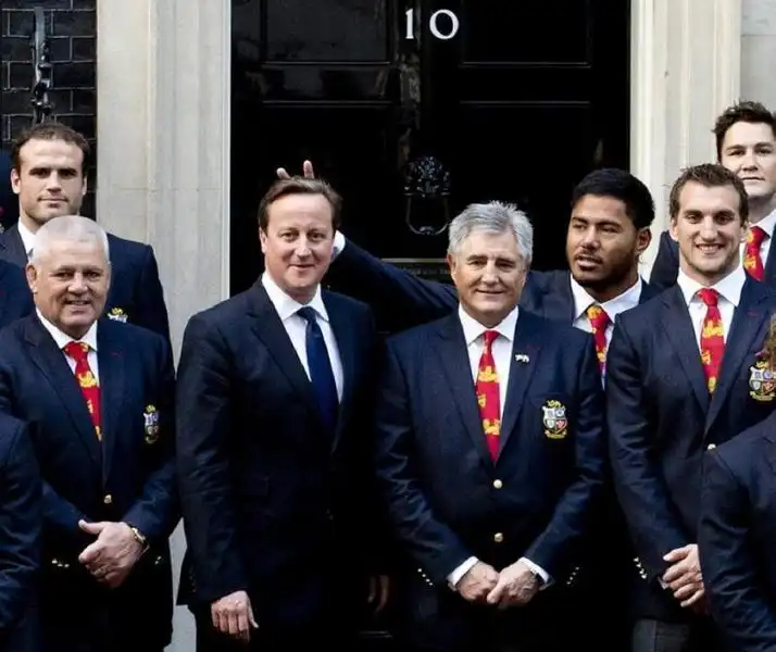 IL RUGBISTA MANU TUILAGI FA LE CORNA A DAVID CAMERON 