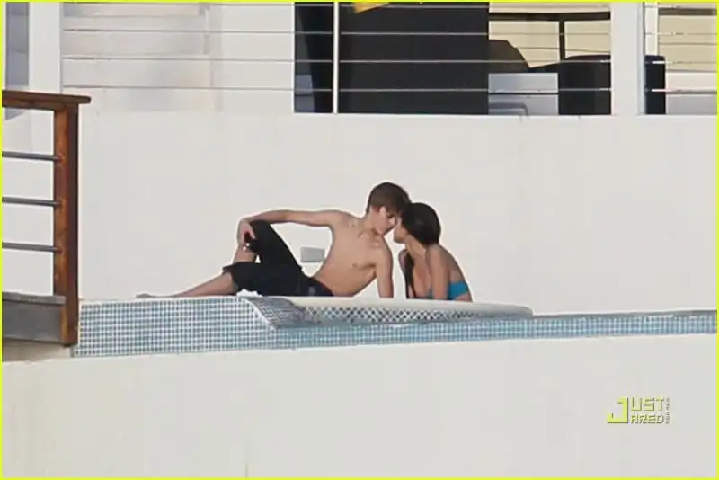 selena gomez justin bieber kissing couple 