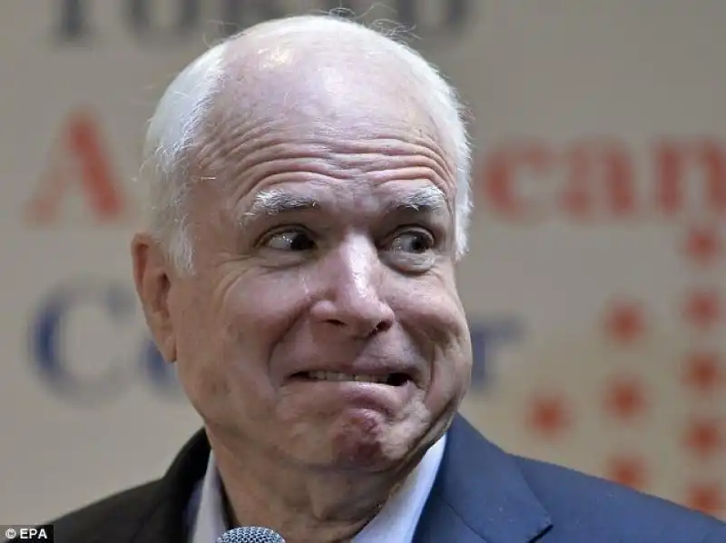 IL SENATORE AMERICANO JOHN MCCAIN 