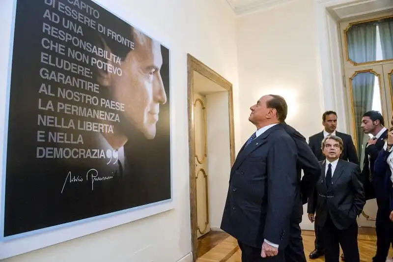 SILVIO BERLUSCONI OSSERVA LA SUA GIGANTOGRAFIA NELLA NUOVA SEDE FORZA ITALIA FOTO LAPRESSE 