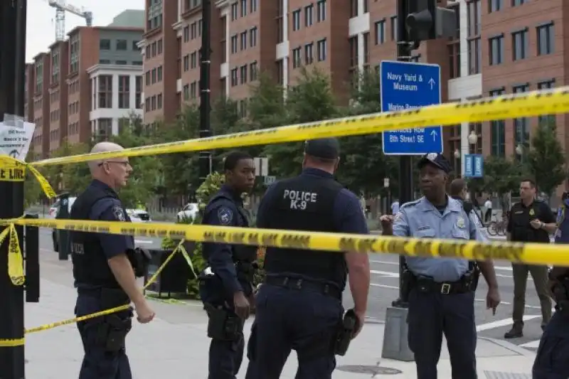 SPARATORIA NEL NAVY YARD DI WASHINGTON 