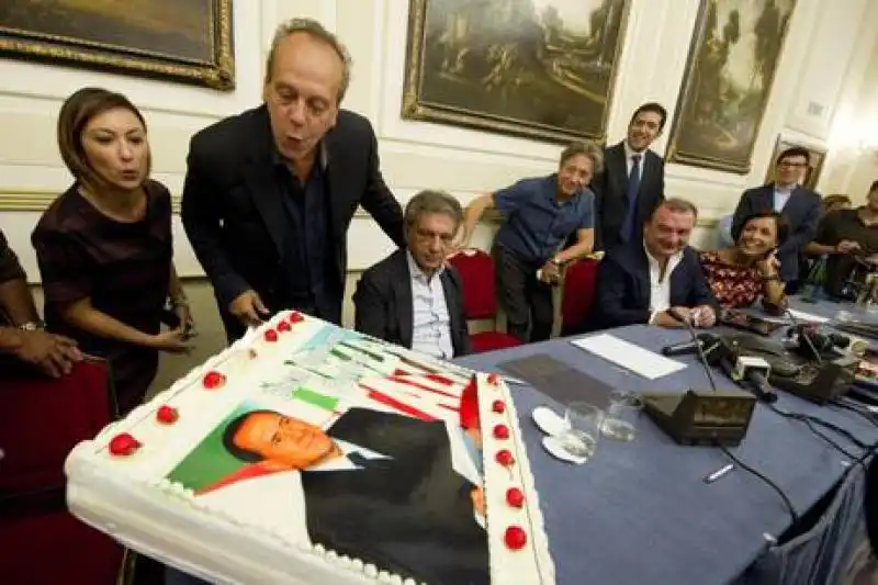 TORTA DI COMPLEANNO PER BERLUSCONI NITTO PALMA CARFAGNA 