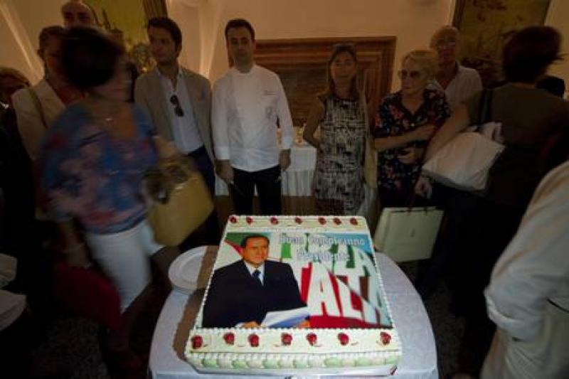 TORTA DI COMPLEANNO PER BERLUSCONI NITTO PALMA CARFAGNA