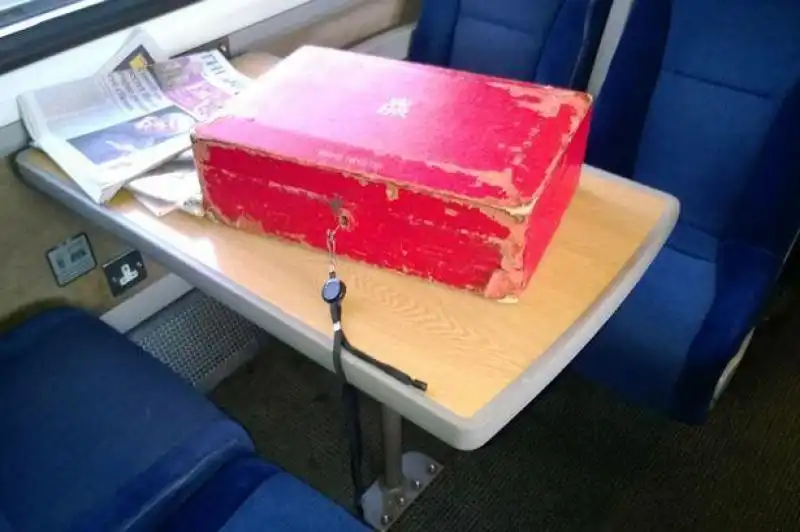 LA VALIGETTA ROSSA DI CAMERON LASCIATA SUL TRENO 