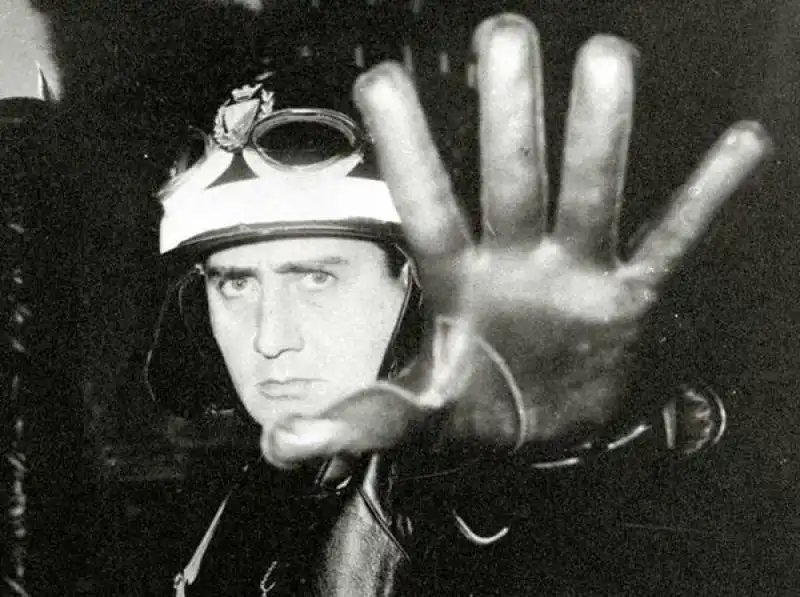 alberto sordi vigile 
