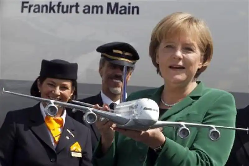 angela merkel con aereo lufthansa in mano