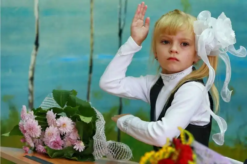 bambina di ivanovo al primo giorno di scuola