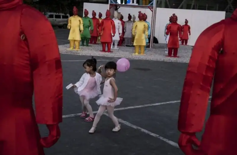 bambine posano per la foto di fronte alla replica dei 