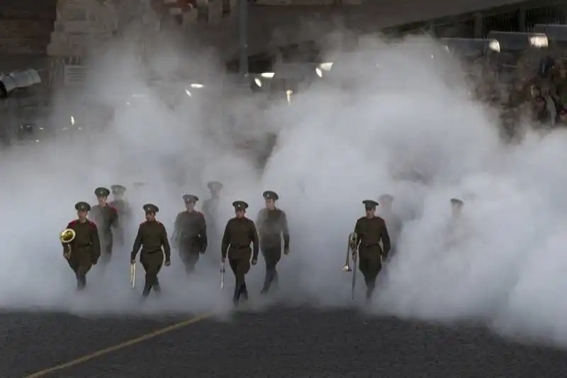 banda musicale russa vestita come nella prima guerra mondiale tra la nebbia in ricordo dei caduti