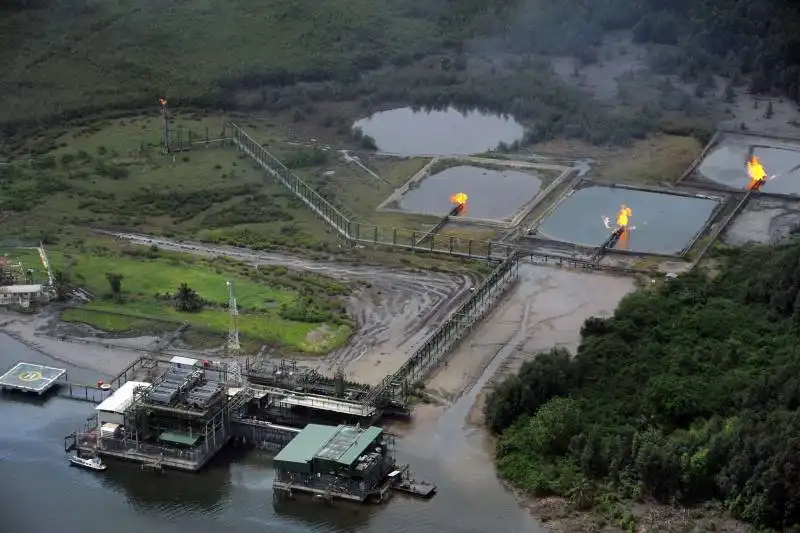 estrazione di petrolio nel delta del niger in nigeria