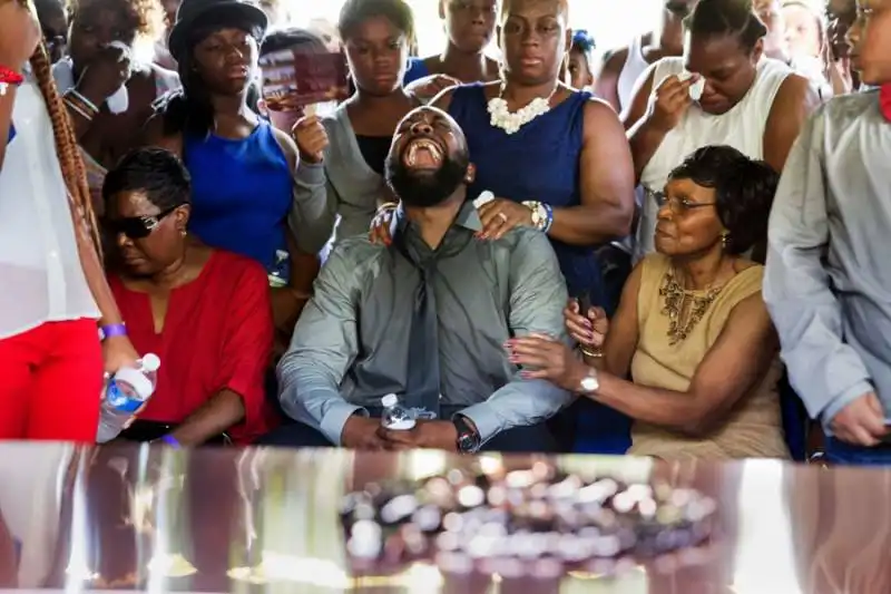 il padre di michael brown urla di dolore