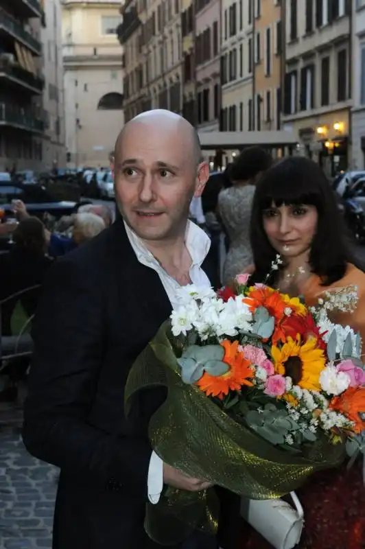 invitato con bouquet di fiori