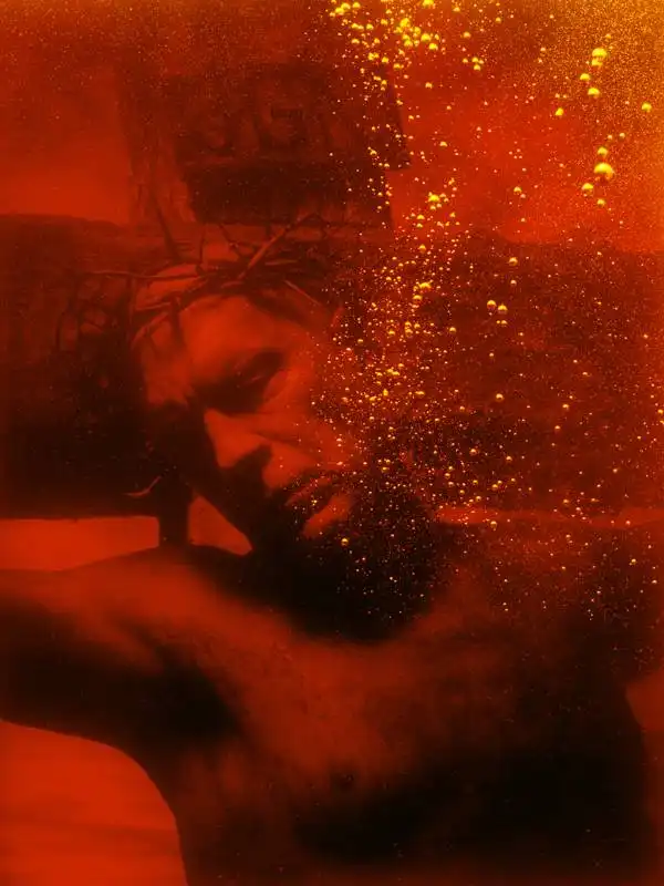 jonh malkovich interpreta andres serrano piss christ foto di sandro miller