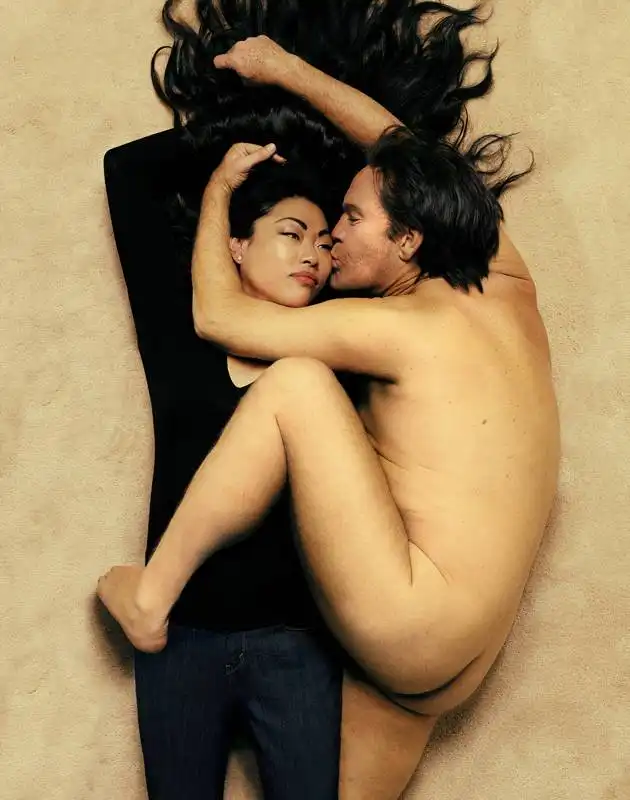 jonh malkovich interpreta annie leibovitz : john lennon and yoko ono foto di sandro miller