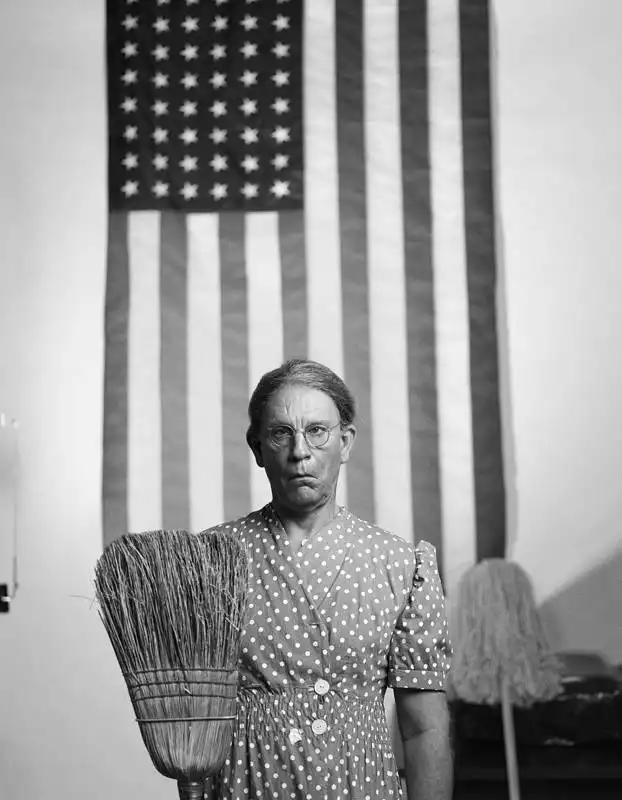 jonh malkovich interpreta gordon parks : american gothic foto di sandro miller