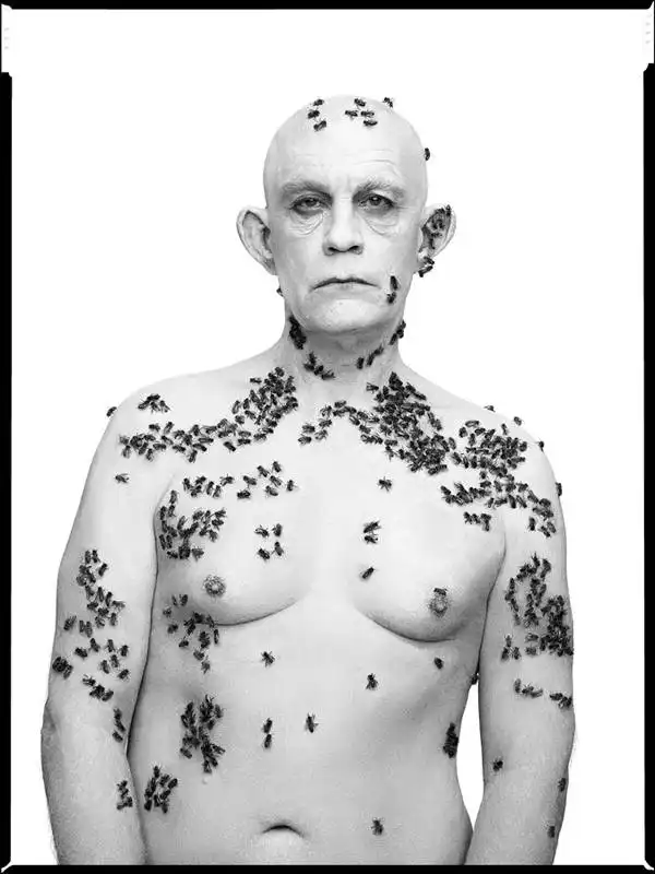 jonh malkovich interpreta richard avedon : ronald fisher, beekeeper foto di sandro miller