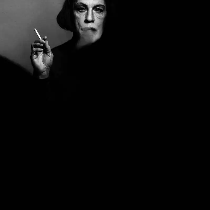 jonh malkovich interpreta victor skrebneski : bette davis foto di sandro miller