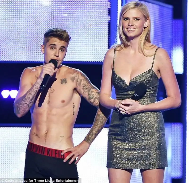 justin bieber si spoglia ai fashion rocks 4