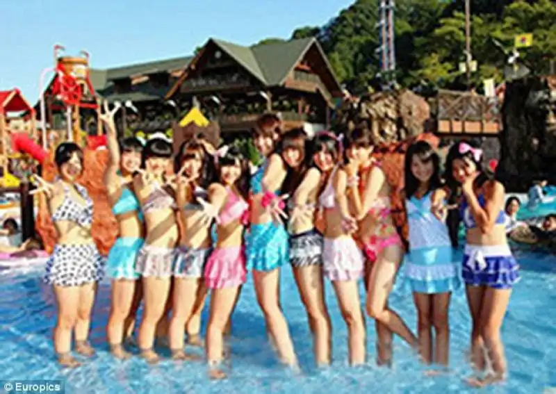 le happening girls si esibiscono solo in bikini