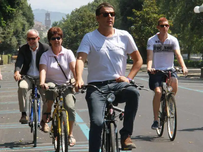 matteo renzi in bicicletta