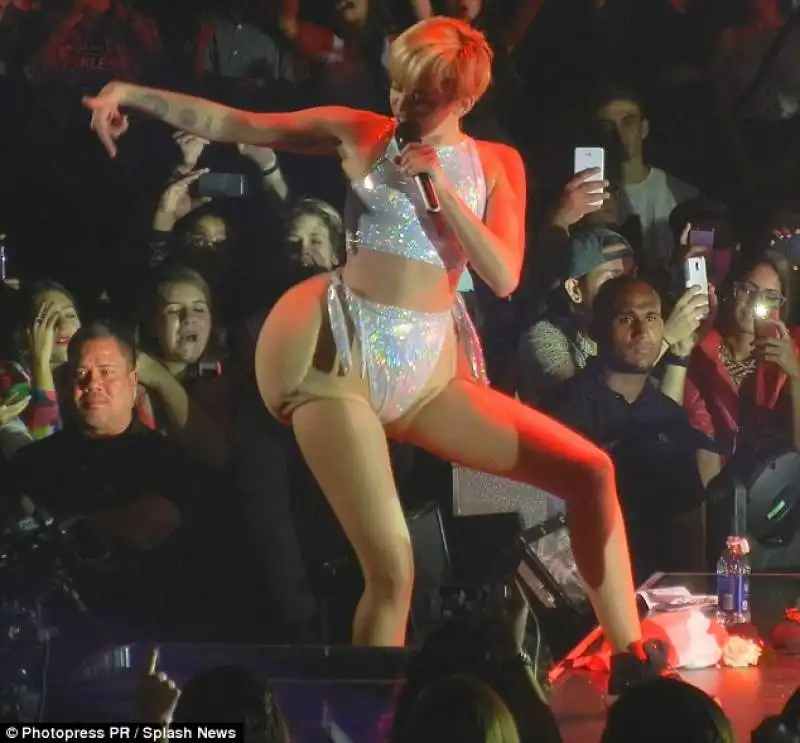 miley cyrus twerking con un culone finto 2