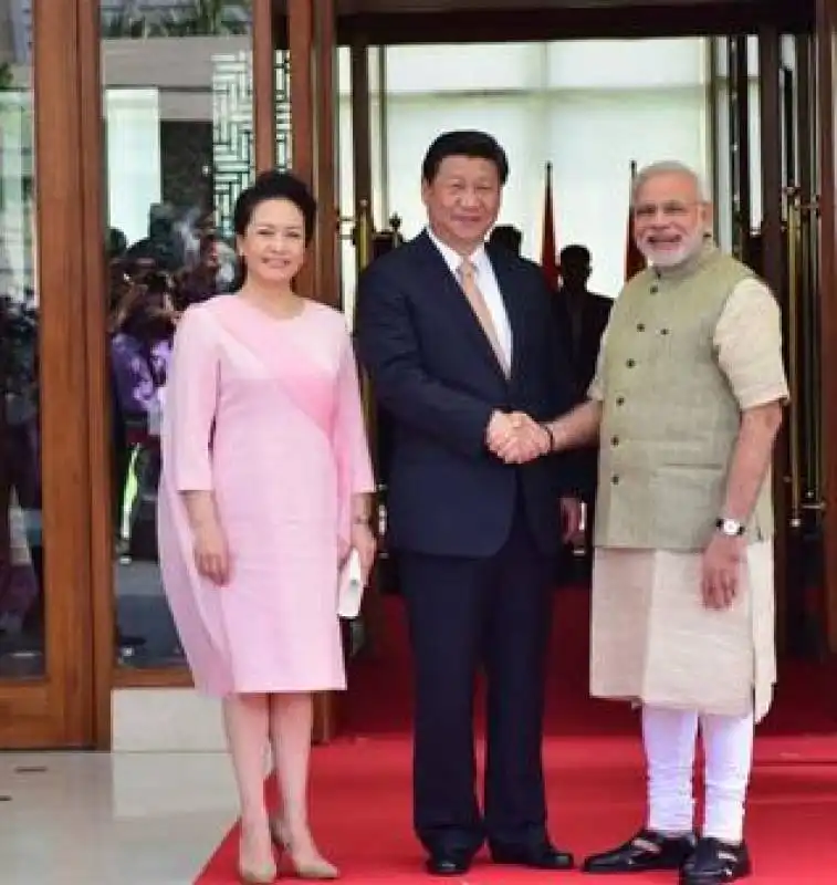 narendra  modi xi jinping con la moglie