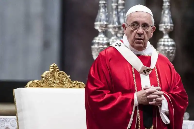 papa bergoglio sposa venti coppie di conviventi a san pietro  12