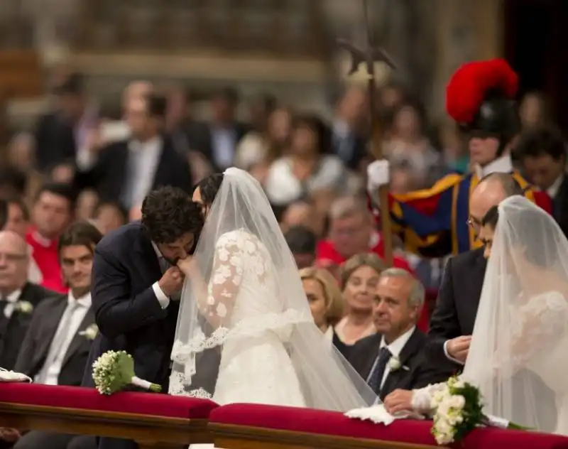 papa bergoglio sposa venti coppie di conviventi a san pietro  3