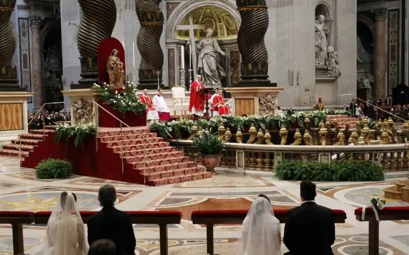 papa bergoglio sposa venti coppie di conviventi a san pietro  4