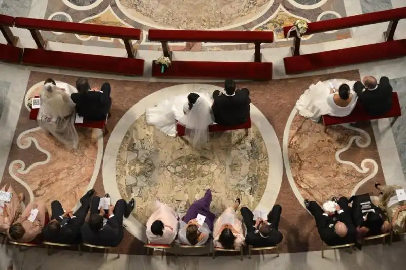 papa bergoglio sposa venti coppie di conviventi a san pietro  6