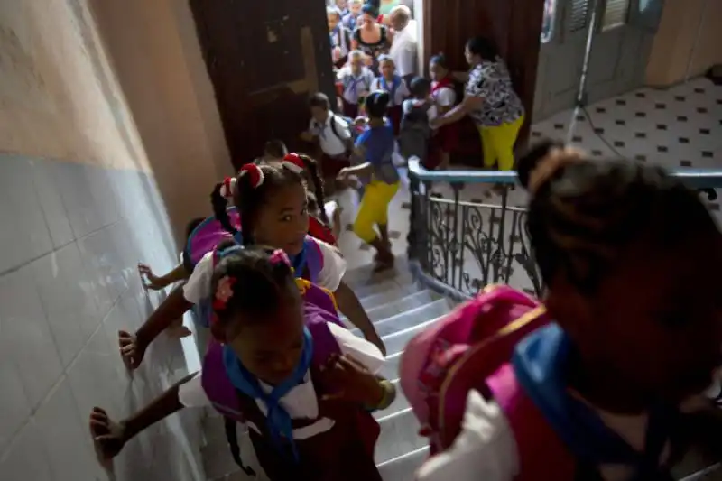 primo giorno di scuola per le bambine cubane