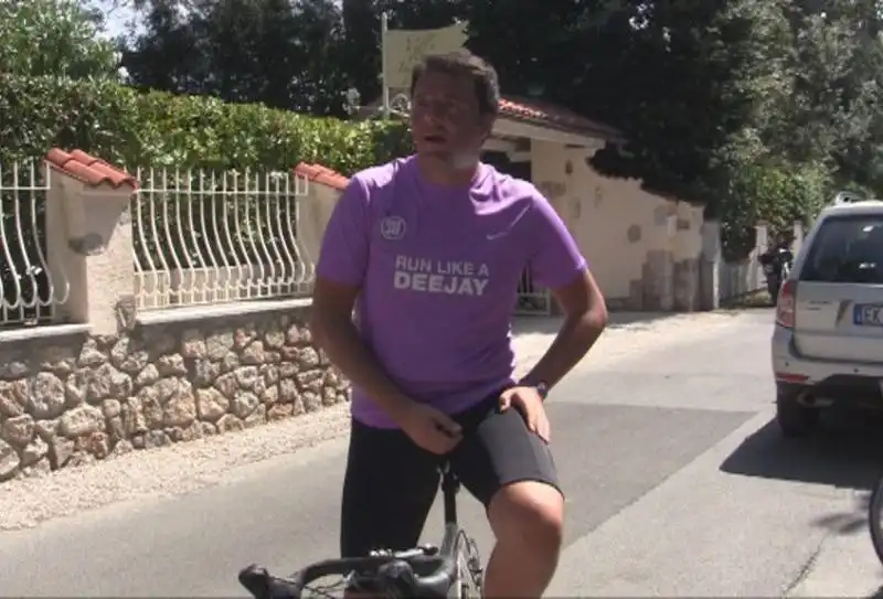 renzi in bici con maglietta radio deejay