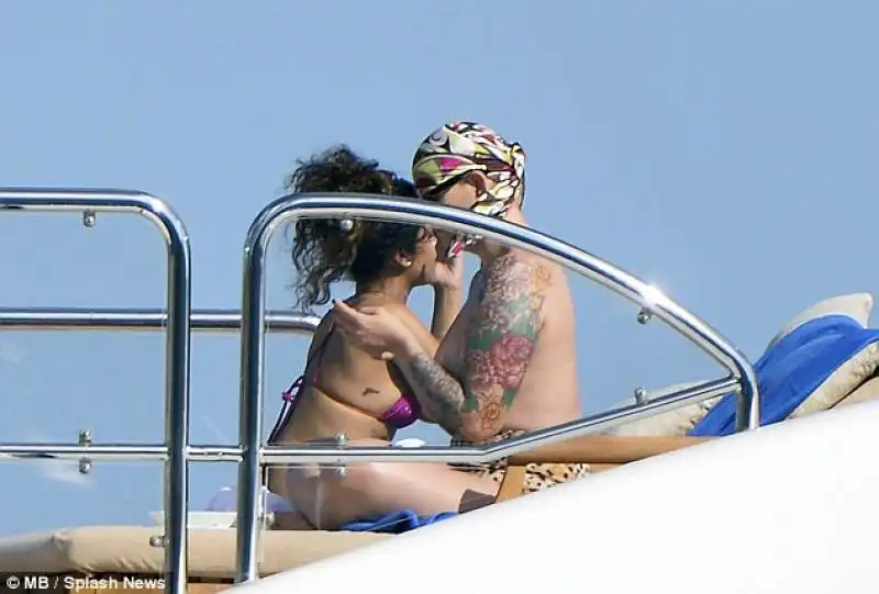 rihanna hot in italia 1