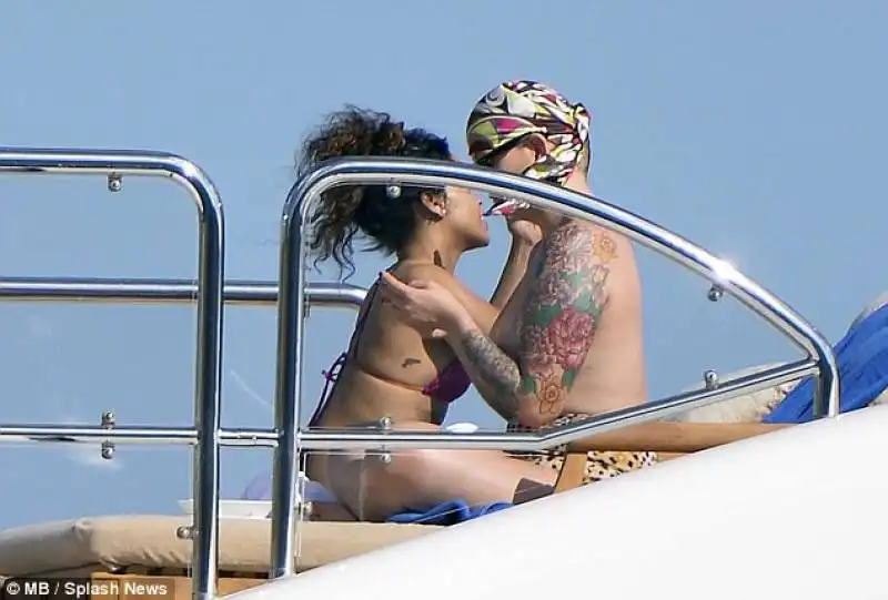 rihanna hot in italia 2