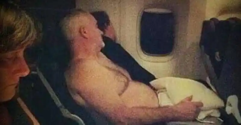 sonnellino nudo in aereo