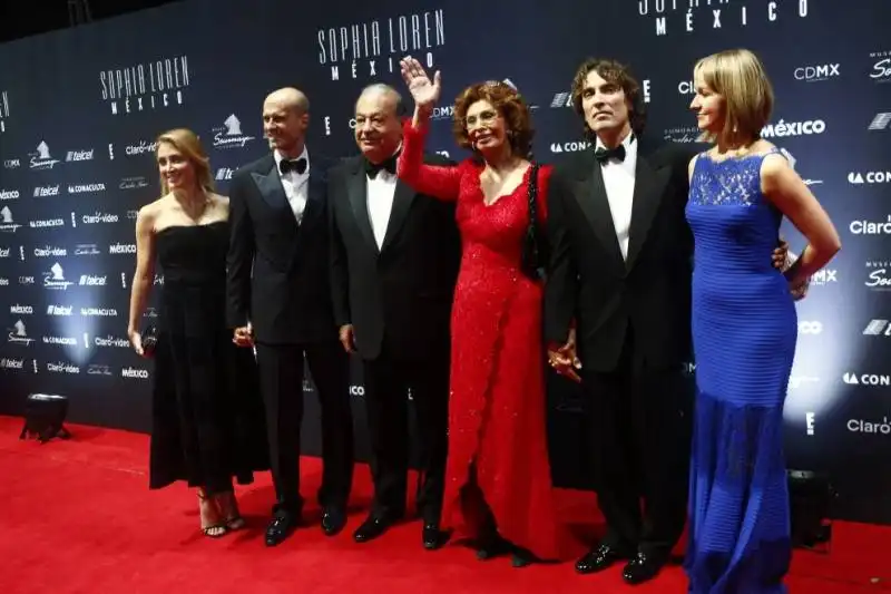 sophia loren con  carlos slim i figli edoardo e carlo jr e le nuore